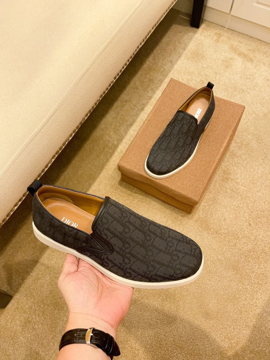 Factory price 380🔥[Dior] The latest 2024 new model is carefully crafted and set off the audience! An international brand that continues to innovate. This men's all-season casual shoe, the original version, has an all-leather upper, breathable and comfortable leather feet ➕Rubber non-slip outsole, breathable and comfortable, quality speaks for itself👄Color: two colors Size: 38-44